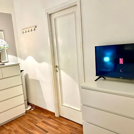 Lovely Art 2 Bedroom Flat Next To Metro Station Lodi Rome