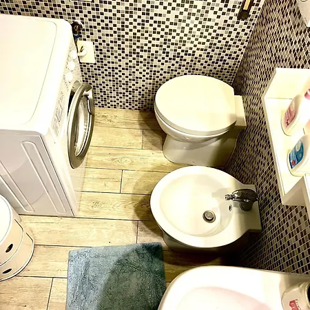 Lovely Art 2 Bedroom Flat Next To Metro Station Lodi *