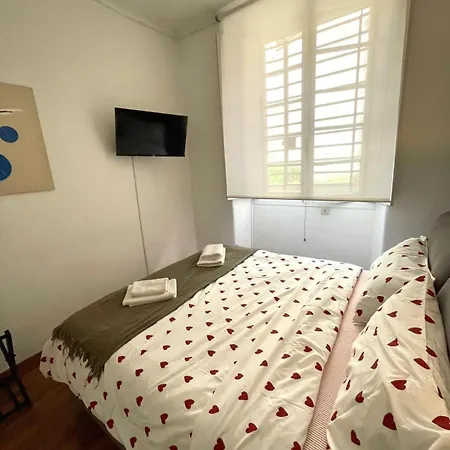 2 Bedroom Flat At Just 4 Tube Stops From Coliseum * Rom