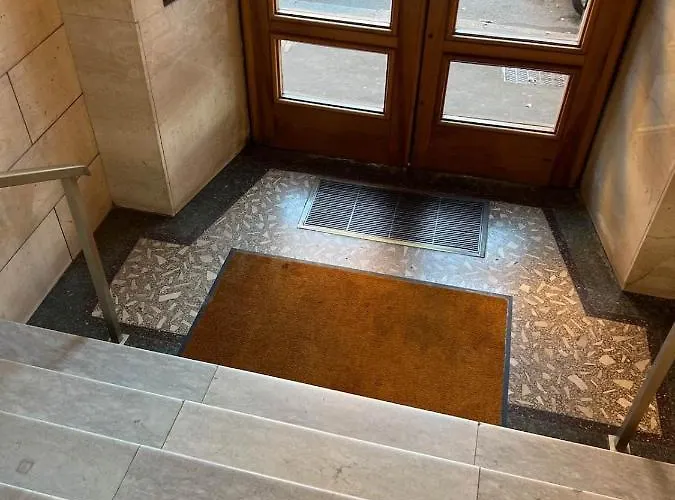 2 Bedroom Flat At Just 4 Tube Stops From Coliseum Apartment