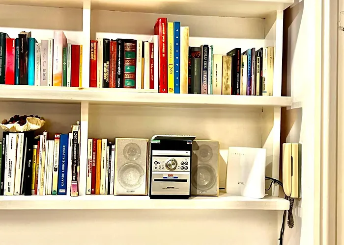 2 Bedroom Flat At Just 4 Tube Stops From Coliseum Apartment