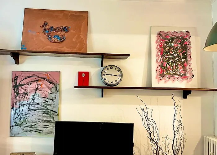 2 Bedroom Flat At Just 4 Tube Stops From Coliseum *