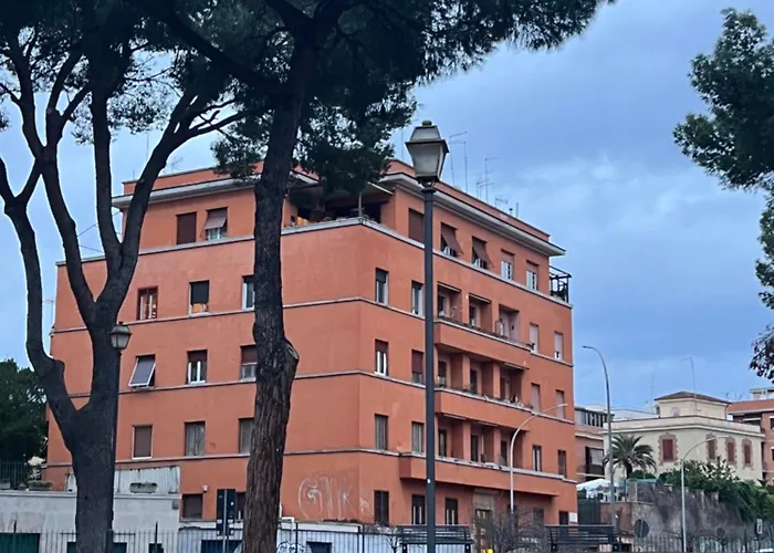 2 Bedroom Flat At Just 4 Tube Stops From Coliseum Apartment