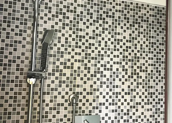 2 Bedroom Flat At Just 4 Tube Stops From Coliseum Apartment