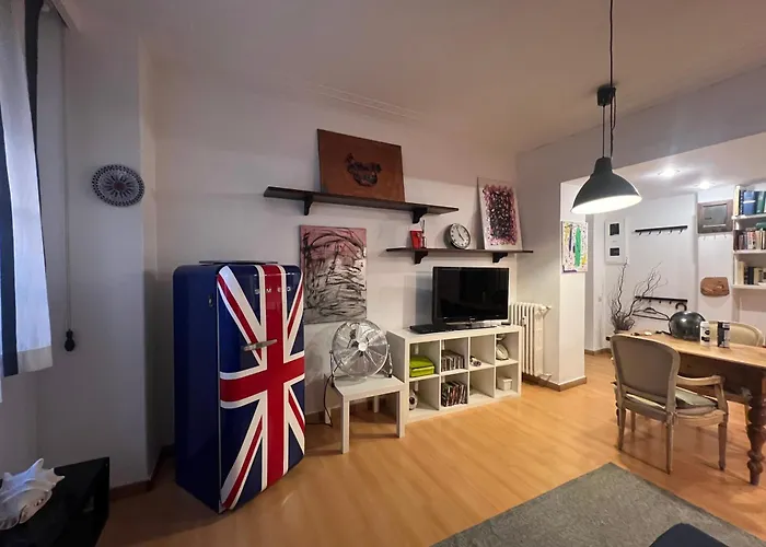 2 Bedroom Flat At Just 4 Tube Stops From Coliseum Apartment